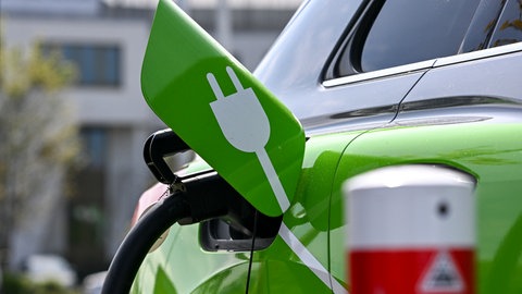 Ein Elektroauto wird an einer Ladesäule geladen. Der BW-Verkehrsminister fordert mehr Preistransparenz.