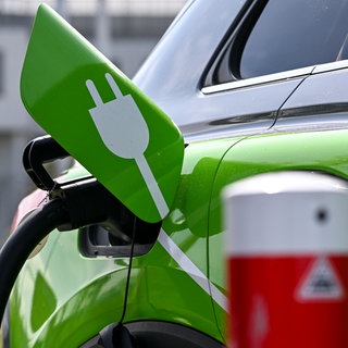 Ein Elektroauto wird an einer Ladesäule geladen. Der BW-Verkehrsminister fordert mehr Preistransparenz.