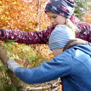 Mädchen packen im Wald mit an