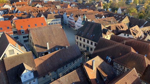Altstadt von Vaihingen an der Enz: Die Fachwerkhäuser stehen eng beieinander, Platz für PV und Wärmepumpen ist auf den ersten Blick nicht.