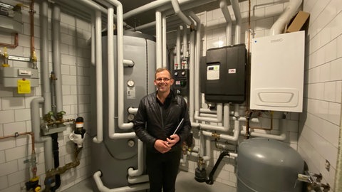 PV-Strom, von Solarthermie erhitztes Wasser und eine Gasheizung - der Heizraum von Uwe Skrzypek, OB von Vaihingen, ist vollgepackt mit Technik.