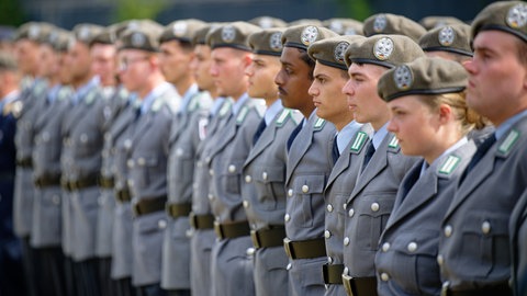Rund 420 Rekruten der Bundeswehr geloben im September 2025 ihren Fahneneid.