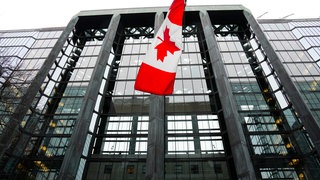 Die Nationalflagge von Kanada weht vor einem Gebäude. Baden-Württemberg eröffnet eine Wirtschaftsrepräsentanz in Toronto.
