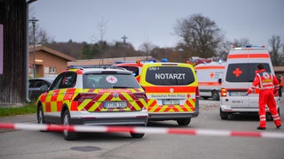 Einsatzkräfte sind an einer Unfallstelle in Münsingen im Einsatz. Ein Auto hatte zuvor einen Fußgänger erfasst und schwer verletzt.