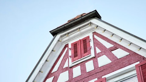 Spitzboden unter dem Dach bei einem Fachwerkhaus. Dort könnte man eine Wärmepumpe aufstellen, findet "Energiesparkommissar" Carsten Herbert.