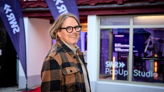 "Energiesparkommissar" Carsten Herbert vor dem PopUp Studio von SWR und CORRECTIV in Vaihingen an der Enz