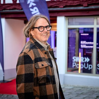 "Energiesparkommissar" Carsten Herbert vor dem PopUp Studio von SWR und CORRECTIV in Vaihingen an der Enz