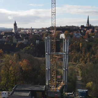 Ein Gerüst im Neckartal bei Rottweil kündet vom Start der Bauarbeiten für die Hängebrücke "Neckarline"
