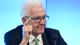 Winfried Kretschmann (Bündnis 90Die Grünen), Ministerpräsident von Baden-Württemberg, spricht im Rahmen einer Pressekonferenz im Landtag über den Regierungsentwurf des Staatshaushaltsplans 20252026.