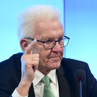 Winfried Kretschmann (Bündnis 90Die Grünen), Ministerpräsident von Baden-Württemberg, spricht im Rahmen einer Pressekonferenz im Landtag über den Regierungsentwurf des Staatshaushaltsplans 20252026.
