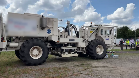 Truck mit Rüttelplatte, die Schwingungen in den Boden trommelt - In Baden-Württemberg gelten die geologischen Voraussetzungen zur Nutzung der Geothermie als herausragend. 