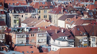 Hausdächer einer Wohngegend in Stuttgart. Laut einer Studie steigen die Mietkosten nach einem Umzug deutlich.