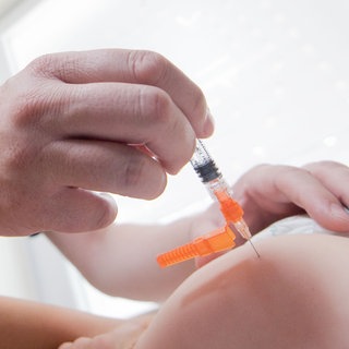 Ein Kind wird gegen Masern geimpft - in BW kommt es immer wieder zu Ausbrüchen, eine Impfung kann schützen.