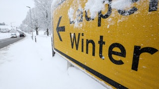 Symbolbild: Ein mit Schnee bedecktes Wegweiserschild auf dem das Wort "Winter" zu lesen ist, steht an der K7503 zwischen Winterreute und Ringschnait im Kreis Biberach.