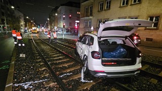In Stuttgart sind am frühen Sonntagabend eine Stadtbahn und ein Auto kollidiert. Bei dem Unfall wurden die fünf Insassen des Wagens verletzt, vier erlitten schwere Verletzungen.