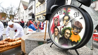 Start in die fünfte Jahreszeit: Narren am Narrenbrunnen in Bad Waldsee (Archivbild)
