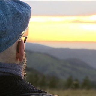 Ein Mann beobachtet den Sonnenuntergang