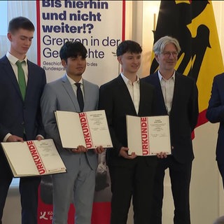 Schüler aus Baden-Württemberg bei einer Preisverleihung mit Bundespräsident Frank-Walter Steinmeier auf der Bühne