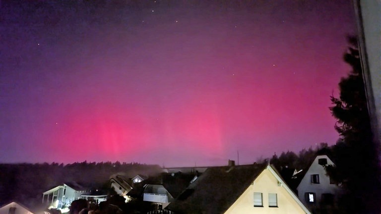 Pinkfarbener Sternenhimmel mit Polarlichtern über Dornstetten (Kreis Freudenstadt)