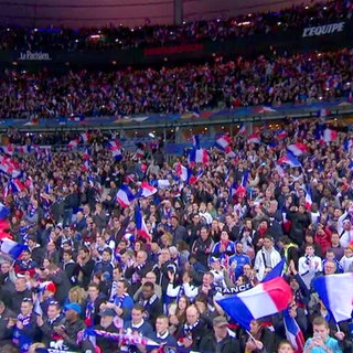 Fußball Fans im Stadion in Paris