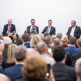 Die Spitzenkandidaten zur Landtagswahl in Baden-Württemberg, Kim Sophie Bohnen (Linke, r-l), Hans-Ulrich Rülke (FDP), Manuel Hagel (CDU), Cem Özdemir (Grünen), Andreas Stoch (SPD) und Markus Frohnmaier (AfD) sitzen bei einer Veranstaltung der BWIHK auf der Bühne.