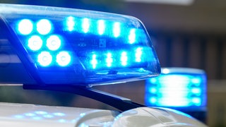 Blaulicht eines Polizei-Autos (Symbolbild). Auf der B27 kam es zu einem schweren Unfall
