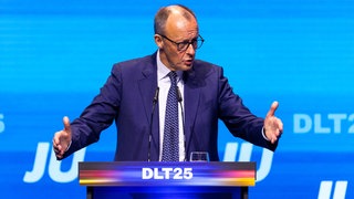 Bundeskanzler Friedrich Merz (CDU) spricht beim Deutschlandtag der Jungen Union (JU). 