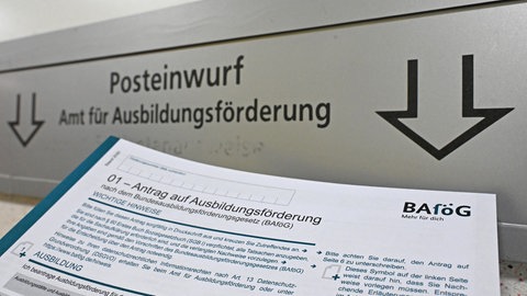 Ein BAföG Antragsformular auf Ausbildungsförderung vor dem Briefkasten des zuständigen Amts für Ausbildungsförderung.