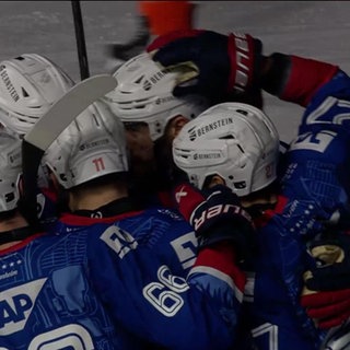 Die Adler Mannheim feiern ihren Sieg auf dem Eis