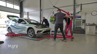 Einbau eines Elektromotors in einen VW Golf.