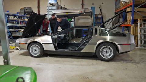 Jörg Kutscher in der Werkstatt mit seinem DeLorean.