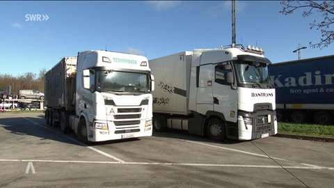 Zwei weiße LKW