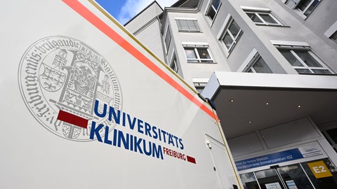 In das Uiversitätsklinikum Freiburg fährt ein Krankenwagen ein. Die Klinik muss nach einem Behandlungsfehler eine Entschädigung zahlen.