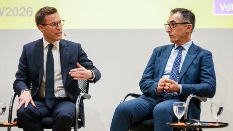 Manuel Hagel (CDU) sitzt links neben Cem Özdemir (Bündnis 90Die Grünen).