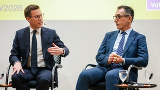 Manuel Hagel (CDU) sitzt links neben Cem Özdemir (Bündnis 90Die Grünen).