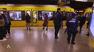 Polizei in einer U-Bahn Station