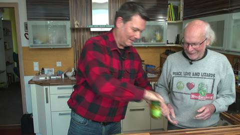 Thomas Holst öffnet das Gurkenglas für Gabriel Netzer