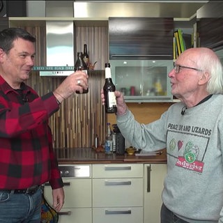 zwei Männer trinken Bier