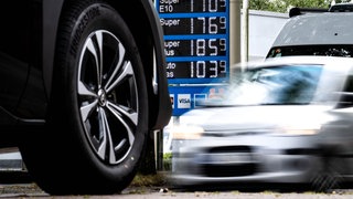 Die Kraftstoffpreise werden an einer Tankstelle angezeigt. 