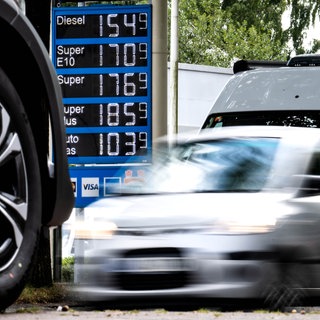 Die Kraftstoffpreise werden an einer Tankstelle angezeigt. 
