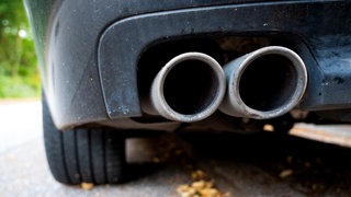 Der Auspuff eines Autos. Vor rund einem Jahr wurde in die Auspuffe mehrerer Autos Bauschaum gesprüht. Die Staatsanwaltschaft Ulm geht von versuchter Wahlmanipulation aus. (Symbolbild)