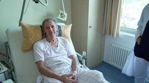 Karlheinz Sobek, Patient des Krankenhauses in Mosbach, sitzt in seinem Bett.
