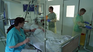 Ärzte und eine Schwester der Endoskopie im Krankenhaus Mosbach behandeln einen Patienten.