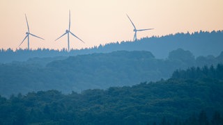Windräder sind in der Hügellandschaft des Odenwalds zu sehen.