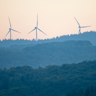 Windräder sind in der Hügellandschaft des Odenwalds zu sehen.