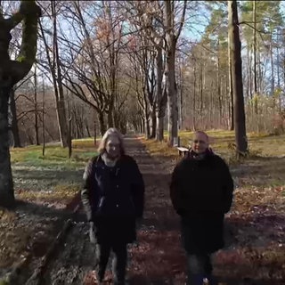 Zwei Frauen beim Spaziergang in der Natur