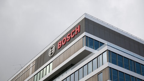 Blick auf ein Gebäude von Bosch. Das Unternehmen will rund 1.700 Jobs streichen. (Symbolbild)