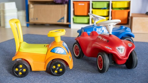 Spielzeugautos stehen in einer Kita. (Symbolbild)