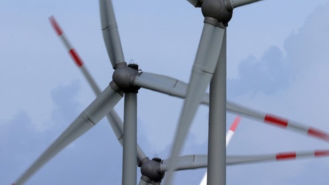 Windräder drehen sich auf einem Feld im Wind. In Horb am Neckar gab es einen Bürgerentscheid zum Thema Windkraft (Symbolbild).