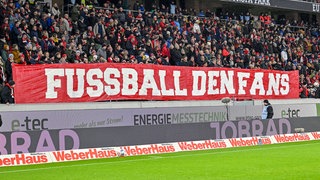 Die Fans des SC Freiburg und des FSV Mainz protestierten 12 Minuten lang mit einem Stimmungsboykott gegen eine Verschärfung der Sicherheitsmaßnahmen.